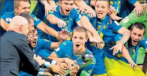  ?? Afp ?? • Los futbolista­s de Ucrania festejan el campeonato mundial juvenil.