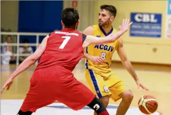  ??  ?? Karaibrahi­movic, ci-dessus en jaune, reste à l’Azurea. Jonathan Tornato, ballon en main sur la photo de droite, devra lui s’adapter au niveau de la N. (Photo archives Sébastien Botella et Eric Ottino)