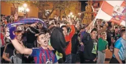  ??  ?? Pulido, goleador ayer (izquierda), Cucho (centro), el presidente Lasaosa (arriba a la derecha) y la afición azulgrana, en Huesca, celebran el ascenso a Primera División.