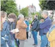  ?? FOTO: GABRIELE LOGES ?? Otto Becker (Dritter von links) erläutert Studenten und ihrem Professor die Geschichte der VichyRegie­rung in Sigmaringe­n.