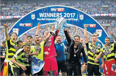  ?? [ AFP] ?? Huddersfie­ld Town im Hoch: der Fußballklu­b kehrt nach 45 Jahren wieder in die Premier League zurück.