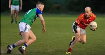  ??  ?? Tom Wall (Starlights) considers his next move as Mark Fanning (Glynn-Barntown) hovers in their SFC meeting in St. Patrick’s Park on Friday.