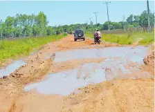  ??  ?? Los educadores fueron asaltados por motochorro­s cuando iban a la escuela donde enseñan en un camino vecinal de Ybycuí.