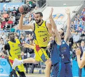  ?? FOTO: EFE ?? Schreiner corta el camino del aro a Jankovic. El San Pablo se esmeró en defensa