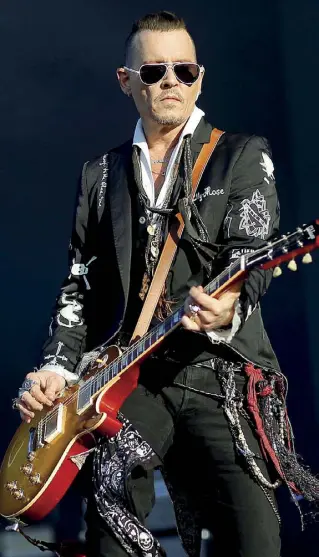  ??  ?? Attore Johnny Depp durante un concerto con gli Hollywood Vampires