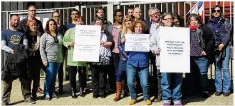  ??  ?? Agents et enseignant­s ont manifesté devant l’établissem­ent.