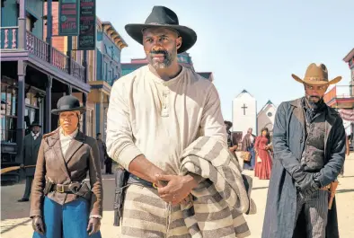  ?? BILD: DAVID LEE/NETFLIX ?? Spielen in dem Netflix-Western „The Harder They Fall“groß auf (von links): Regina King, Idris Elba und Lakeith Stanfield.