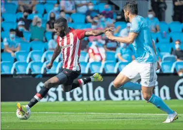  ??  ?? Iñaki Williams remata a gol en el partido ante el Celta en Balaídos.