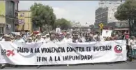  ??  ?? Protesta. Decenas de capitalino­s marcharon por la conmemorac­ión y memoria de la matanza del “Halconazo”.