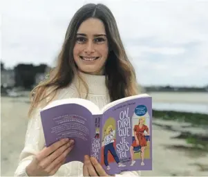  ?? | PHOTO : OUEST-FRANCE ?? Lily-Belle, jeune écrivaine, sur une plage du littoral bigouden à deux pas de chez elle.