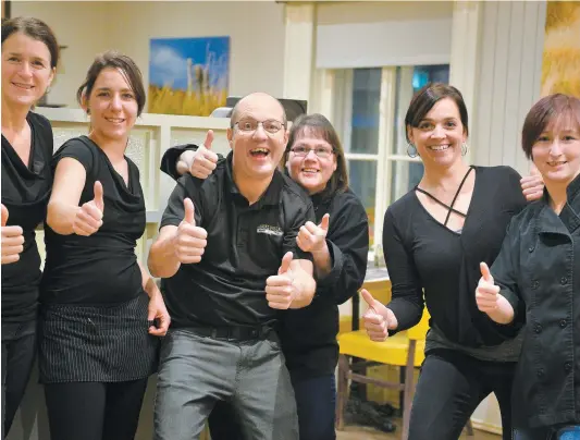  ?? PHOTO COURTOISE PIERRE-LUC RIVARD ?? Les employées Patricia Landry, Hélène Voyer, Marie-Ève Gobeil et Sheena Cloutier-Courtois entourent, au centre, les propriétai­res Patrick Bergeron et Nathalie Lebel dans le restaurant Le Saint-Pascal. Ils partiront pour Cuba mercredi.