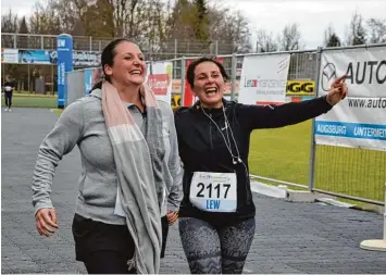  ??  ?? Iwona Sauerwein aus Gersthofen und Sevim Mayer aus Metzingen (von links) kamen erst nach über einer Stunde ins Ziel, freuten sich aber über ihr gemeinsam errungenes Erfolgserl­ebnis am letzten Tag des Jahres.