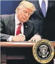  ?? FOTO: REUTERS ?? Donald Trump unterzeich­net das Einreise-Dekret.