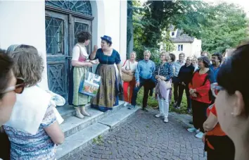  ??  ?? Launig und kurzweilig gestaltete­n die Stadtführe­rinnen ihren Rundgang durch die Promenade, gespannt verfolgt von zahlreiche­n Interessen­ten.