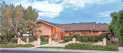  ?? ANTHONY BARCELO/ERNIE CARSWELL & PARTNERS ?? This undated photo shows the home featured in the opening and closing scenes of “The Brady Bunch” in Los Angeles. The home is for sale for $1.885 million.