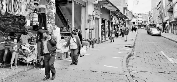  ?? JAVIER MO NTAL VO PARA EL COMERCIO ?? •• En la calle Atahualpa, una de las más comerciale­s de Tulcán, los locales reciben clientes a diario, algo que no era usual antes de la pandemia.