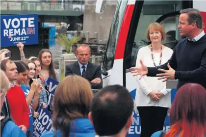  ?? AFP ?? El primer ministro, David Cameron (derecha), hizo campaña en favor de la permanenci­a del Reino Unido en la UE. En la ciudad de Bristol, suroeste de Inglaterra, intentó convencer a estos ciudadanos.