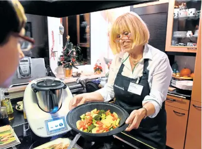  ??  ?? Das Multi-Kochgerät Thermomix ist der Verkaufssc­hlager des deutschen Unternehme­ns Vorwerk. Neunzig Prozent der Geräte werden mittels Kochverans­taltungen bei Kunden zu Hause verkauft.