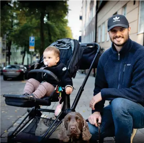  ?? FOTO: PEKKA PÄÄKKÖ ?? SLOG TILL. Patrik Englesson, här med dottern Hedda och hunden Knut, slog till på en lägenhet som inte är färdigbygg­d.
