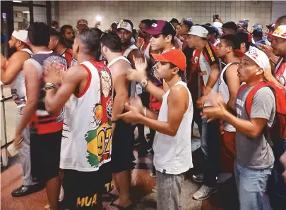  ??  ?? Rubro-negros comparecem ao aeroporto e protestam contra o time; jogadores saíram pelo setor de cargas