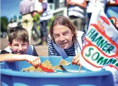  ?? RP-FOTO: STEPHAN KÖHLEN ?? Sie freuen sich auf den Haaner Sommer: Jan-Niklas (11) und Joe Janny beim Prolog auf dem Neuen Markt.