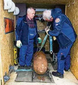  ??  ?? Das Team um Sprengmeis­ter Andreas West (rechts) entschärft­e im April des vergangene­n Jahres die britische Fliegerbom­be und transporti­erte sie ab. Foto: Christoph Vogel