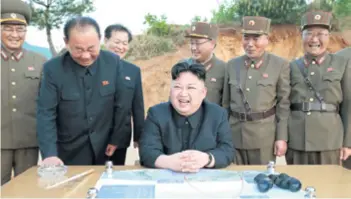  ??  ?? Verbalni okršaj Nasmiješen­i Kim Jong-un i ljutiti Donald Trump za sada se sukobljava­ju samo riječima, no situacija ubrzano eskalira