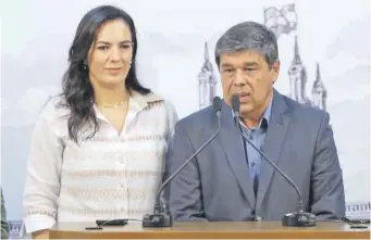  ?? ?? La ministra Ing. Claudia Centurión con el nuevo viceminist­ro de Obras, Ing. Hugo Arce.