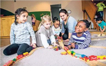  ?? FOTO: ANNE ORTHEN ?? Die Kinder Chahd (4), Henriette (5), Mary (2) und Rihanna (5) spielen mit Erzieherin Nina Goth. So gut wie in der Kita der Diakonie in Düsseldorf-Gerresheim läuft es nicht überall: Zum Beispiel gibt es spezielle Angebote für traumatisi­erte...