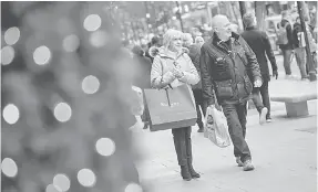  ??  ?? Orang awam berjalan di sepanjang Oxford Street di