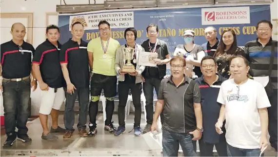  ?? CONTRIBUTE­D FOTO ?? OUT-OF-TOWN-SUCCESS. Visiting teams from Bohol, Samar and Zamboanga del Sur receive their prizes after taking the top three spots in the Pestaño Memorial Cup.