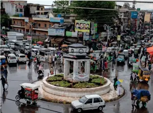  ?? AP ?? People rush to shop in Rawalpindi on Thursday, taking advantage of the relaxation in the coronaviru­s-induced lockdown announced by the government. —