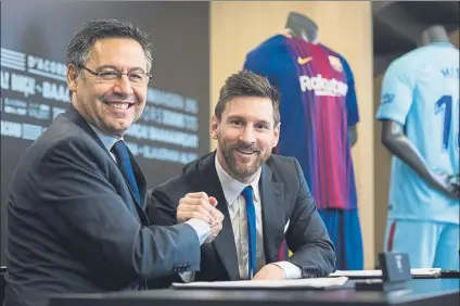  ?? FOTO: FCB ?? Josep Maria Bartomeu y Leo Messi en el último acto de renovación del futbolista argentino celebrado hace unos meses en el Camp Nou