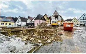  ?? Fotos Marc Hosinner (4), Markus Brandhuber (1) ?? Der Lamm-abriss in vier Momenten festgehalt­en. Das obere Bild entstand im Frühjahr 2022, das untere gestern. In der Stadtmitte ergeben sich durch die Arbeit der Bagger neue und ungewohnte An- und Einsichten.