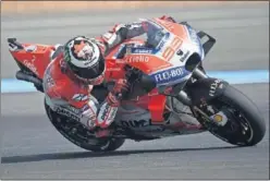  ??  ?? Lorenzo, al manillar de la Ducati durante los libres de Tailandia 2018.