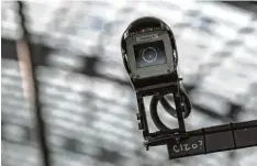  ?? Foto: Zinken, dpa ?? Die Kameras sind auf deutschen Bahnhöfen längst allgegenwä­rtig. Nun könnte es eine Nachrüstun­g mit Systemen zur Gesichtser­kennung geben.