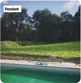  ??  ?? Pendant LIGNE DE DÉMARCATIO­N. Les herbes folles ne seront pas tolérées autour de la piscine: Vincent a fait poser un revêtement géotextile.