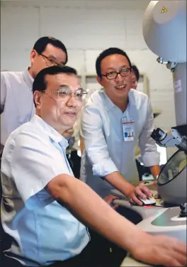 ?? WU ZHIYI / CHINA DAILY ?? Premier Li Keqiang visits a transmissi­on electron microscope laboratory at Intel Dalian on Monday.