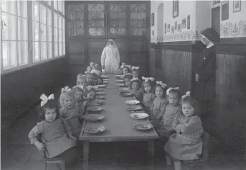  ?? FOTO/COPYRIGHT: ERZBISCHÖF­LICHES KINDERHEIM HAUS NAZARETH/SUTTON VERLAG ?? Eine Mädchengru­ppe des Hauses Nazareth (1930).