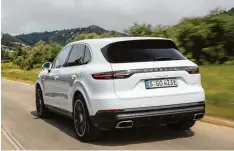  ?? Fotos: Porsche ?? Der mit dem grünen Gewissen: Ein Hybrid Schriftzug sowie ein E Kennzeiche­n wei sen den Porsche Cayenne als Teilzeit Stromer aus.