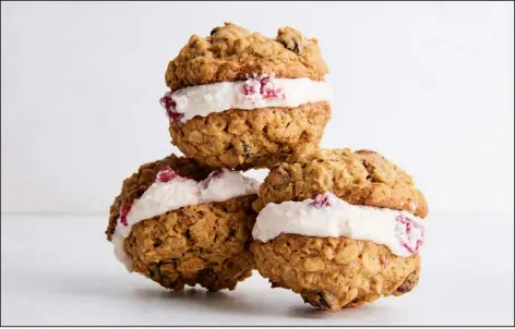  ?? PHOTOS BY RYAN LIEBE — THE NEW YORK TIMES ?? Mini oatmeal-cranberry whoopie pies.