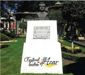  ?? ESPECIAL ?? Monumento al dramaturgo en el zócalo de Atlixco.