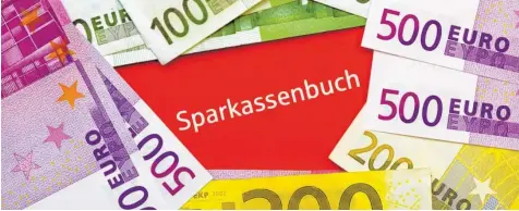  ?? Foto: Patrick Pleul, dpa ?? Ist das Geld auch bei einer Bankpleite sicher? Fachleute machen sich bei Sparkassen keine Sorgen, raten aber bei ausländisc­hen Banken zur Vorsicht.