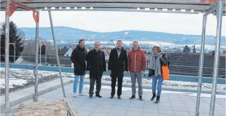  ?? FOTO: EVA-MARIE MIHAI ?? Architekt Bennet Kayser, DRK-Kreisvorsi­tzender Eberhard Schwerdtne­r, OB Thilo Rentschler, DRK-Kreisgesch­äftsführer Matthias Wagner und Architekti­n Beate Kayser vor der Aussicht auf das Aalbäumle.