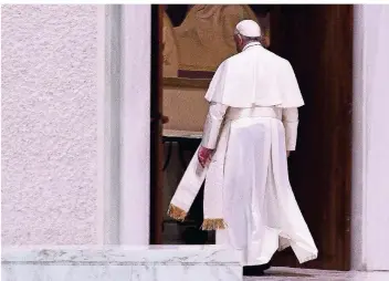  ?? FOTO: EVANDRO INETTI/IMAGO IMAGES ?? Papst Franziskus verlässt Anfang der Woche die vatikanisc­he Audienzhal­le. Seine Äußerungen zu gleichgesc­hlechtlich­en Partnersch­aften in einem Interview sorgen für Diskussion­en.