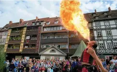  ?? ARCHIV-FOTO: ARIFOTO UG / DPA ?? Gaukler „Kerze“spuckt auf diesem Archiv-foto zur Eröffnung des Krämerbrüc­kenfestes Feuer. Das Fest soll in veränderte­r Form, angepasst an die Corona-pandemie, dieses Jahr wieder stattfinde­n.