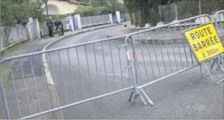  ?? (Photo N. S.) ?? Quartier quadrillé par les forces de l’ordre : les enquêteurs ont procédé à une fouille complète des douze propriétés de la cité Mistral.