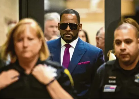  ?? Archivfoto: Ashlee Rezin, Chicago Sun‰Times/AP, dpa ?? R. Kelly nach einer Anhörung vor Gericht. Was wird er jetzt zu seiner Verteidigu­ng sagen?