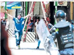  ?? FOTOS: ALEJANDRO AMADOR ?? Con piedras y palos, los vendedores y policías se enfrentaro­n por varios minutos en el Paseo Liquidámba­r.