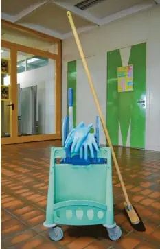  ?? Symbolfoto: Claudia Stegmann ?? Um die Hygienevor­gaben einzuhalte­n, muss an Grundschul­en mehr geputzt werden. Einer von vielen Kostenfakt­oren der Stadt Ulm.